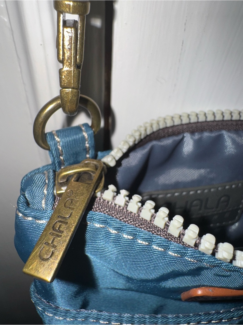 Chala Turtle Venture Crossbody Bag NEW - Picture 6 of 9